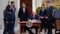 拜登总统2022 年12月2日在华盛顿白宫罗斯福厅签署了旨在避免货运铁路罢工的“H.J.Res.100 ”法案。(美联社照片)