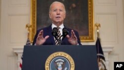 美国总统拜登2024年2月6日在白宫国宴厅就紧急国家安全补充拨款法案发表讲话。