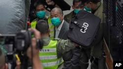 资料照片:原香港媒体大亨、《苹果日报》创办人黎智英(Jimmy Lai)被押抵香港终审法院。(2021年2月9日)