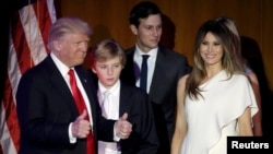 美国总统当选人唐纳德·川普和夫人梅拉尼亚、儿子巴伦等人在大选之夜问候支持者(2016年11月9日)