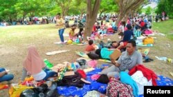 ငလျင်ဒဏ်သင့် အင်ဒိုနီးရှားပြည်သူတွေ အသက်အန္တရာယ် စိတ်ချရစေဖို့ အိမ်အပြင်မှာ ထွက်နေကြစဉ်။