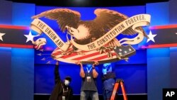 Các công nhân đang chuẩn bị phông nền cho cuộc tranh luận đầu tiên giữa hai ứng viên Donald Trump và Joe Biden vào ngày 29/9