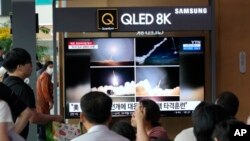 韩国民众观看朝鲜发射导弹的新闻。(美联社2023年8月30日)