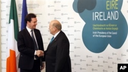 Bộ trưởng Tài chính Ireland Michael Noonan (phải) tiếp đón Bộ trưởng Tài chính Anh George Osbone khi ông đến Dublin, Ireland, dự tại hội nghị, 12/4/13