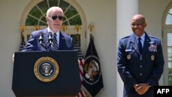 资料照片:拜登总统在白宫宣布提名布朗上将出任美国参谋长联席会议主席。(2023年5月25日)