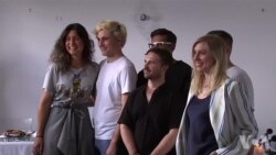 美国万花筒:环保材料在绿地毯时尚展上放异彩 美国万花筒:环保材料在绿地毯时尚展上放异彩