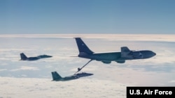 美国空军2020年1月10日在西太平洋上空练习空中加油（美国空军照片）