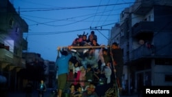 面对以色列可能发动攻击,一些巴勒斯坦人正逃离加沙地区南部的拉法市。(路透社2024年5月9日)