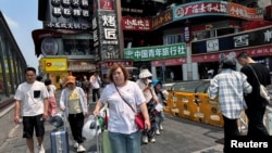 中国四川省成都市一条步行街旁的饭店。(2024年4月13日)