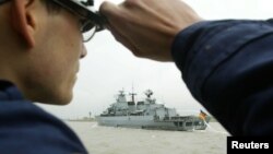 资料照:一名德国海军士兵眺望“巴伐利亚”号护卫舰(Frigate Bayern)抵达威廉港。