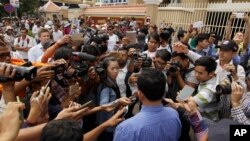 រូបឯកសារ៖ អ្នកកាសែតកម្ពុជានាំគ្នាសួរព័ត៌មានពីសកម្មជនសិទ្ធិមនុស្ស លោក អំ សំអាត នៃអង្គការលីកាដូ នៅខាងក្រៅតុលាការក្រុងភ្នំពេញ ថ្ងៃទី៨ ខែកុម្ភៈ ឆ្នាំ២០១៧។