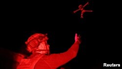 Відео, як пише CNN, зняте з українського дрона під час боїв наприкінці серпня під час боїв поблизу Покровська. На ілюстративному фото український військовий запускає бойовий безпілотник поблизу Покровська на Донеччині, Україна, 31 серпня 2024 року. RFE/RL/Сергій Нужненко REUTERS
