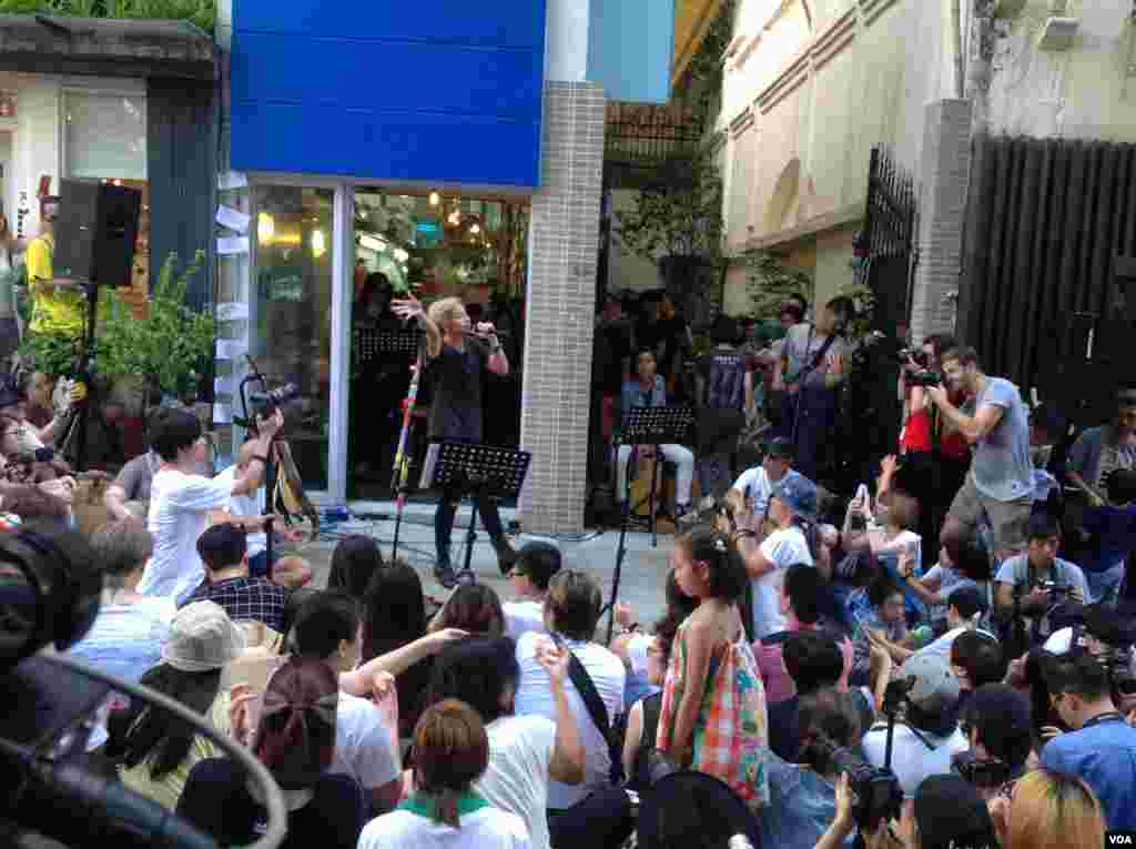 香港歌手何韵诗(右)在她举办的“有种的漂亮The Beauty of WE”音乐会上演唱(2016年6月19日,美国之音海彦拍摄)