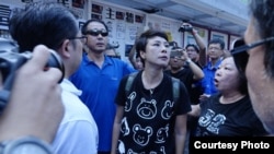 数名抗议者现身中大民主墙,表达反港独立场,与在场学生发生争执,校警出面干预。(2017年9月17日 Facebook 截图)