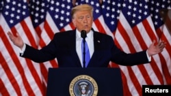 美国总统特朗普2020年11月4日在美国华盛顿白宫东厅评论2020年总统大选的初期结果。