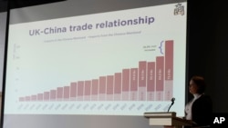 资料照片:2023年5月23日,英国商会高级政策分析师何莉珊(Alexandra Hirst),在北京举行的《英国企业在中国》立场文件的新闻发布会上发表讲话。(美联社)