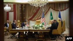 Menlu AS Marco Rubio (ketiga dari kiri), Menteri Luar Negeri Ukraina Andrii Sybiha (kanan) dan Menteri Pertahanan Ukraina Rustem Umerov (ketiga dari kanan) menggelar pertemuan di Jeddah, 11 Maret 2025. (Foto: Ukrainian Presidential Press Service/AFP)