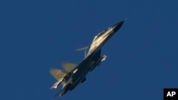 2022 年 8 月 5 日,一架中国 J-11 军用战斗机飞越台湾海峡附近的平潭,这是中国大陆离台湾岛最近的陆地.