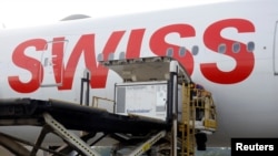 中国制造的新冠疫苗装在冰柜里抵达巴西圣保罗的国际机场。(2020年12月3日)