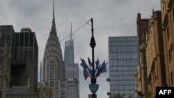 第78届联合国大会召开前夕,纽约联合国总部外的联合国与美国旗帜。(2023年9月15日)