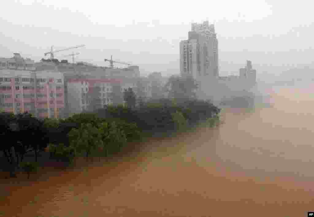 2005年6月20日,广西柳州洪水使得柳江河暴涨。一些年后,柳州市委副书记、市长肖文荪落入柳江河中身亡。