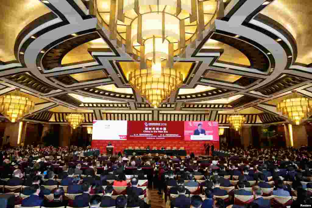 中国国家发展和改革委员会主任何立峰2018年3月25日在北京钓鱼台国宾馆举行的中国发展高层论坛(CDF)年会上发表讲话。中国官方主办的“中国发展高层论坛2018年会” 3月24-26日在北京钓鱼台国宾馆举行。本届论坛虽然以“新时代的中国”为主题,但是在美中爆发贸易冲突的紧张气氛下,公平对等的贸易待遇等议题尤为引人关注。