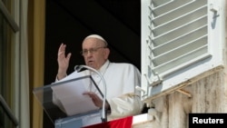 2023年7月9日,教宗方济各在圣伯多禄广场为汇集在那里的本地信友和朝圣人士主持主日共念三钟经活动。