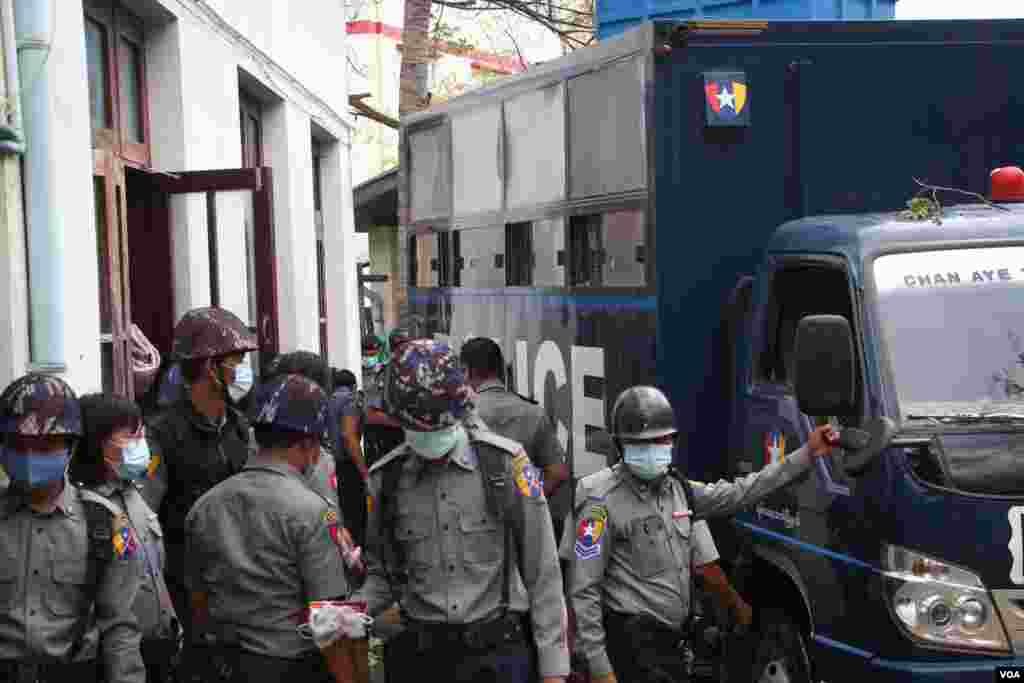 ရခိုင်နဲ့ ချင်း လက်နက်ကိုင်ပဋိပက္ခတွေနဲ့ အင်တာနက်ကန့်သတ်ထားမှုတွေကို ဆန့်ကျင် ဆန္ဒပြတဲ့ မန္တလေးလူငယ်သုံးဦး ရုံးထုတ်တဲ့ မြင်ကွင်း။ (အောက်တိုဘာ ၀၁၊ ၂၀၂၀)