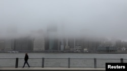 纽约布鲁克林大桥上的行人。(2020年3月20日)