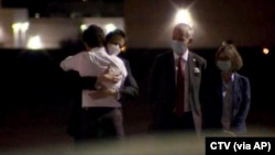 加拿大总理杜鲁多拥抱从中国获释返回加拿大的康明凯 (2021年9月25日)