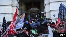 特朗普的支持者冲入国会大厦,与警方和安全人员发生冲突。(2021年1月6日)