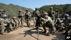 资料图:驻韩美军进行射击训练。(美联社2024年4月19日)