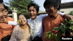 ပြစ်ဒဏ်လွတ်ငြိမ်းခွင့်ဖြင့် အကျဉ်းသားများလွတ်လာသည့် သတင်းဓါတ်ပုံများ