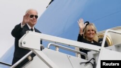 美国总统拜登与夫人出席英女王葬礼后飞离英国。(路透社2022年9月19日)