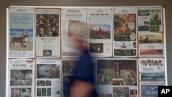 资料照:加州圣安娜的《橙郡纪事报》新闻编辑室展出的该报一些头版页面。(2012年12月27日)