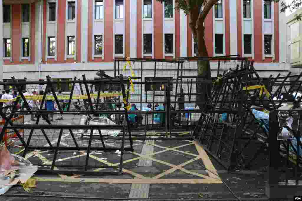 ក្មេងៗជនភៀសខ្លួនស៊ូដង់ខាងត្បូងកំពុងសម្លឹងមើលទៅលើ នៅពេលឡានមួយគ្រឿងបាញ់ទឹកចូលទៅក្នុងស្តែនទឹកខ្ពស់មួយ នៅក្នុងទីធ្លាមួយដែលមានផ្ទះធ្វើពីភក់និងឥដ្ឋ និងមានផ្ទះបាំងតង់ដែលជាជំរំជនភៀសខ្លួន Bidi Bidi នៅភាគខាងជើងនៃប្រទេសអ៊ូហ្គង់ដា។ Bidi Bidi គឺជាជំរំជនភៀសខ្លួនធំជាងគេនៅលើពិភពលោក ជាកន្លែងស្នាក់នៅសម្រាប់ជនដែលរត់គេចពីសង្គ្រាមនៅស៊ូដង់ខាងត្បូង។