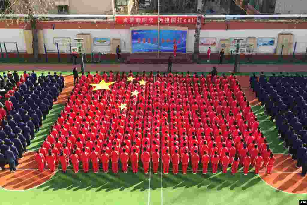 2018年3月5日，在中国山东省济南市的新学期第一天的集会上，学生们组成了中国国旗。