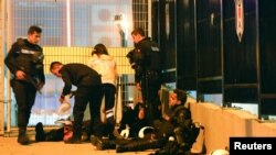 土耳其警察在爆炸现场(2016年12月10日))