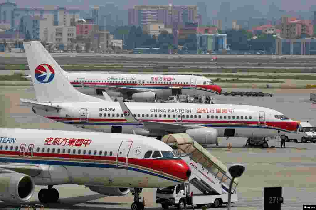 上海虹桥国际机场的停机坪上东方航空的飞机 (2014年7月29日)。2018年,在台湾航空当局拒绝中国东方航空公司和厦门航空公司要求在中国农历新年期间增加航班的申请之前,台湾对中国单方面开始在台湾海峡上空增加并使用新航线表示不满。台湾称,这些航线上的客机会离台湾领空太近,构成危险。