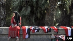 Вуличні торгівці продають національні прапори, готуючись до чергових демонстрацій в день референдуму