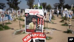 资料照片:显示以色列-美国籍人质赫什·戈德伯格-波林的海报树立在以色列南部的加沙边界。(2024年4月25日)