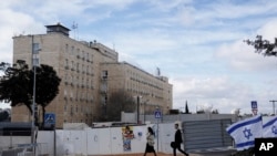 以色列安全内阁即将召开会议,决定是否批准一项协议,暂停这场持续 15 个月的战争,以换取释放被加沙武装分子扣押的数十名人质。图为耶路撒冷的总理办公室(美联社:2025年1月17日)