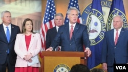 美国国会众议院共和党领袖2021年6月23日在国会山召开记者会,呼吁在新冠病毒溯源问题上问责中国。(美国之音记者李逸华拍摄)