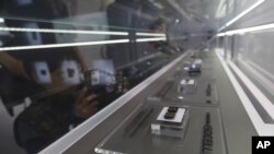 资料照片:三星电子的微芯片在韩国首尔的商店中展示。(2019年4月30日)