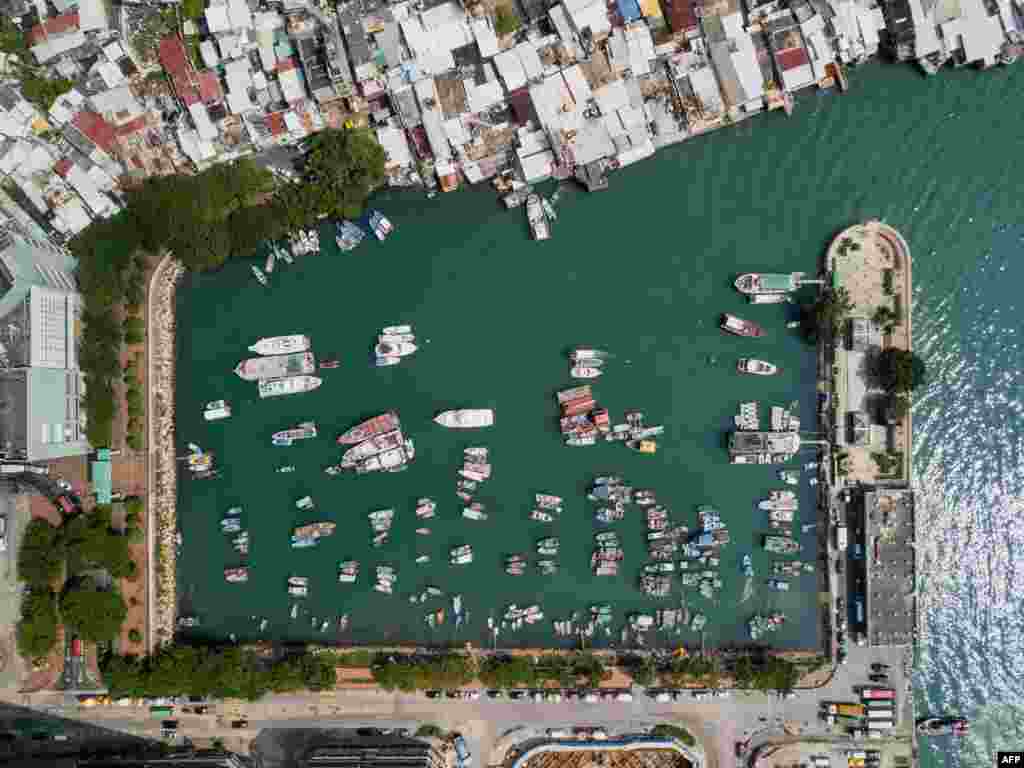 2018年9月14日,超级台风抵达香港的两天前,鸟瞰图显示位于洪水易发的沿海村庄鲤鱼门附近的“避风塘”内的船只。