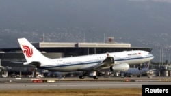 一架中国国际航空公司的空客飞机在法国尼斯机场降落。(资料照片)