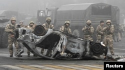 Солдати на головній площі міста Алмати в Казахстані, де спалахнули антиурядові протести. 6 січня 2022 р.