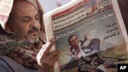 一名埃及男子3月3日在解放广场阅读当天的报纸