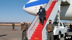 美国防部长奥斯汀在东京的横田美国空军基地走下飞机。(2021年3月15日)