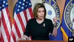 资料照片:众议院议长佩洛西在国会山举行每周一次的记者会。(2022年7月14日)